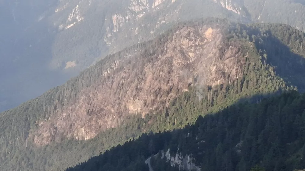 Bovec, Planja.Na pozariscu na Planji na Bovskem, kjer so gasilci na delu cetrti dan, se tekom noci obseg pozarisca ni spremenil, stanje pa je stabilno. Se vedno se pojavljajo nova podtalna zarisca.Foto: Gasilska zveza Bovec