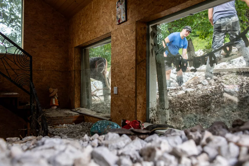 - 30000 kubičnih metrov kamenja zasulo hi&scaron;o.- Žaga v dolini Črne pri Kamniku - odpravljanje posledic poplav &ndash; sanacija &scaron;kode -  - 08.08.2023 &ndash; najhuj&scaron;a naravna ujma v zgodovini Slovenije - prizadeti dve tretjini države - ujma - poplave &ndash; zemeljski plazovi &ndash; //FOTO: Bojan Velikonja