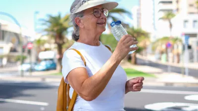 Active elderly tourist woman casual dressed drinks from a bottle water along the urban street, city life in background / Foto: Lucigerma Getty Images