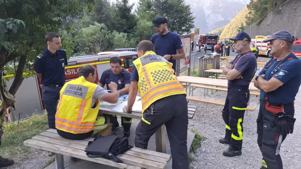 Bovec, Planja.Na pozariscu na Planji na Bovskem, kjer so gasilci na delu peti dan, so razmere pod nadzorom. Na juznem, severozahodnem in severovzhodnem delu se se vedno pojavljajo majhna zarisca.Foto: Gasilska zveza Bovec