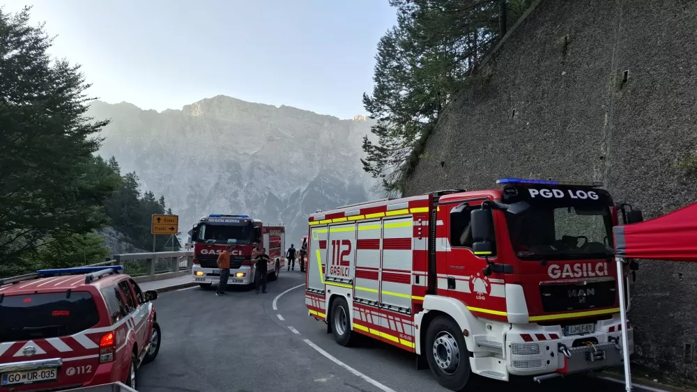 Bovec, Planja.Na pozariscu na Planji na Bovskem, kjer so gasilci na delu peti dan, so razmere pod nadzorom. Na juznem, severozahodnem in severovzhodnem delu se se vedno pojavljajo majhna zarisca.Foto: Gasilska zveza Bovec