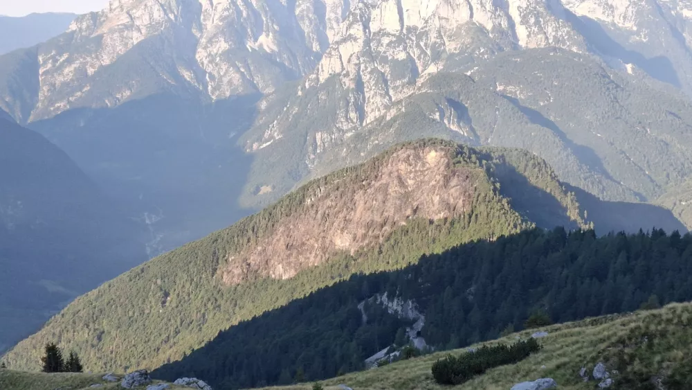Bovec, Planja.Na pozariscu na Planji na Bovskem, kjer so gasilci na delu peti dan, so razmere pod nadzorom. Na juznem, severozahodnem in severovzhodnem delu se se vedno pojavljajo majhna zarisca.Foto: Gasilska zveza Bovec