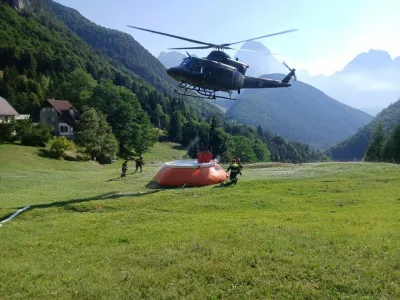 Bovec, Pozarisce Planja.Na pozarisce na Planji na Bovskem, kjer so bili gasilci na delu tretji dan, je popoldne prisel tudi premier Janez Jansa, ki se je zahvalil vsem sodelujocim v intervenciji. Pozar je po navedbah Gasilske zveze Bovec pod nadzorom. Gasenje bodo ponoci prekinili in ga nadaljevali v ponedeljek.Foto: Zoran Abram