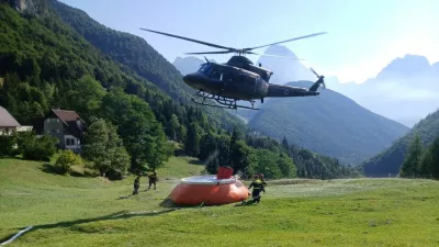 Bovec, Pozarisce Planja.Na pozarisce na Planji na Bovskem, kjer so bili gasilci na delu tretji dan, je popoldne prisel tudi premier Janez Jansa, ki se je zahvalil vsem sodelujocim v intervenciji. Pozar je po navedbah Gasilske zveze Bovec pod nadzorom. Gasenje bodo ponoci prekinili in ga nadaljevali v ponedeljek.Foto: Zoran Abram