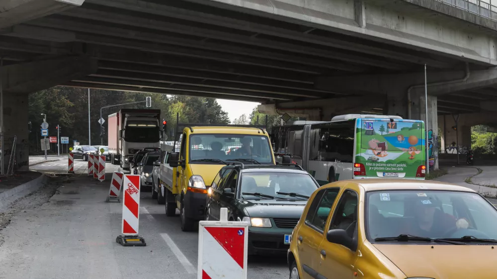 prometni zastoj &ndash; Dolgi most - 09.10.2020 &ndash; Trža&scaron;ka cesta v Ljubljani &ndash; prenova /obnova ceste - oviran promet na posameznih odsekih med Bleiweisovo cesto in Tbilisijsko ulico. //FOTO: Bojan Velikonja