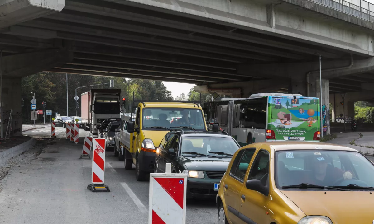 Z nadvoza na Dolgem mostu odpada omet: »Čakamo le, da se podre.« Kaj odgovarjajo na Darsu?