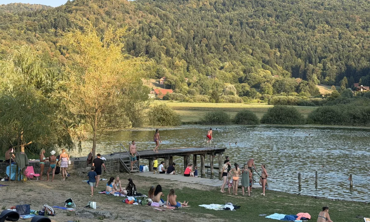 Nevarno onesnaženo Podpeško jezero? Stotine kopalcev čofota v temno rjavi vodi