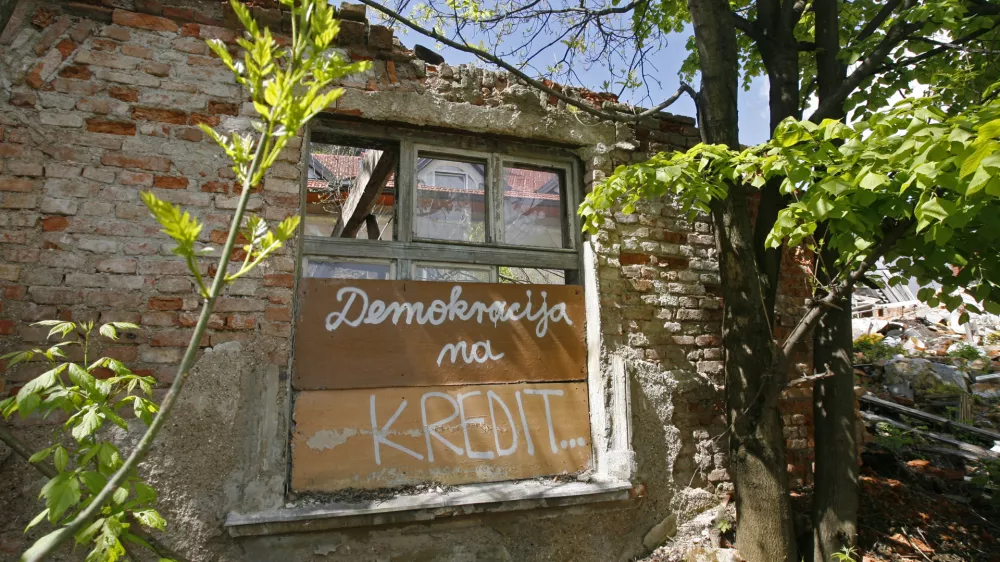 - ilustrativna gotografija - demokracija - kredit - podrtija - zapu&scaron;čena stavba //FOTO: Tomaž Skale / Foto: Tomaž Skale