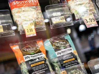 FILE PHOTO: Taylor Farms products are displayed for sale, amid reports of slumping consumer confidence in lettuce and other fresh produce during the current cyclosporiasis outbreak that has sickened thousands across the U.S., at a grocery store in Washington, D.C., U.S., July 24, 2026. REUTERS/Nathan Howard/File Photo / Foto: Nathan Howard