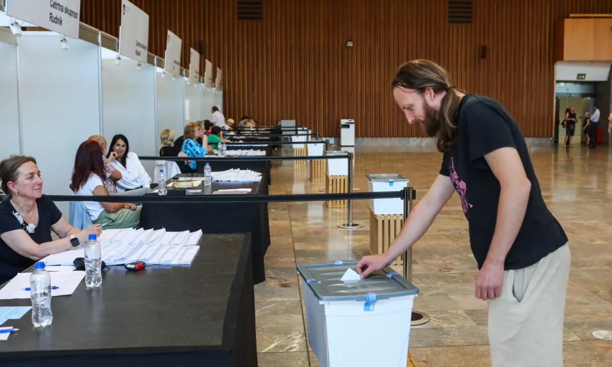 Sodniška zaušnica vladi: na referendum že z lokalnimi volitvami?