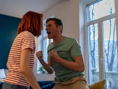 Nervous man tyrant clenched fists, show strength, swung strike. Toxic difficult relationship between married people, abuse from boyfriend. Husband screams hysterically on wife. Quarrel between couple / Foto: Dima Berlin Getty Images