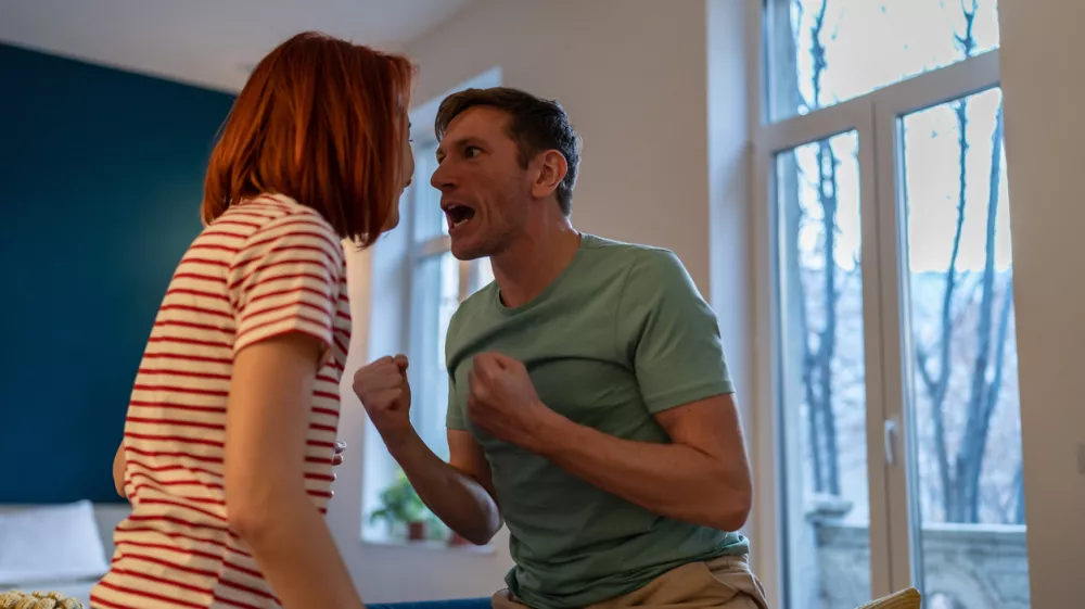 Nervous man tyrant clenched fists, show strength, swung strike. Toxic difficult relationship between married people, abuse from boyfriend. Husband screams hysterically on wife. Quarrel between couple / Foto: Dima Berlin Getty Images