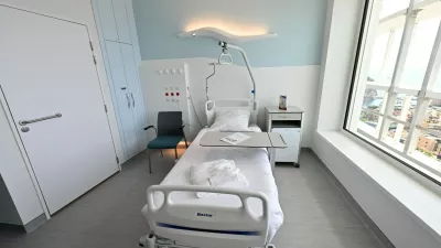 No Tabloïds - Le Prince Albert II de Monaco assiste à la remise des clés du nouvel hôpital, le Centre hospitalier Princesse Grace (CHPG) aux professionnels de santé, le 13 juillet 2026. Guidé par la directrice du Centre hospitalier Princesse Grace, Benoîte Rousseau de Sevelinges, le Prince a procédé à sa première visite officielle du bâtiment, en compagnie du ministre d'Etat, Christophe Mirmand, le ministre de la santé de la Principauté, Christophe Robino. Après dix années d'un chantier pharaonique visant à construire un nouvel hôpital en Principauté, le bâtiment va prendre vie, les premiers patients seront accueillis début janvier 2027. Le bâtiment neuf a été totalement repensé pour optimiser l'offre de soins. 1,3 milliard d'euros ont été investis pour un hôpital plus grand et plus moderne avec 40.000m² de surface, 230 lits supplémentaires et pas moins de 14 blocs opératoires. L'établissement, d'une surface totale de 107.000 m², aura une capacité en médecine, chirurgie, obstétrique et psychiatrie portée à 501 lits, et proposera une filière gériatrique de 556 lits, d'ici 2032. © Bruno Bebert / Bestimage No Tabloïds - No MailOnline - On July 13, 2026, Prince Albert II of Monaco attended the handover of the new hospital—the Princess Grace Hospital Centre (CHPG)—to healthcare professionals. Guided by the hospital's director, Benoîte Rousseau de Sevelinges, the Prince conducted his first official tour of the building alongside the Minister of State, Christophe Mirmand, and the Principality's Minister of Health, Christophe Robino. Following a decade-long, massive construction project to build a new hospital in the Principality, the facility is set to come to life, with the first patients arriving in early January 2027. The new building has been completely redesigned to optimize healthcare delivery. A total of €1.3 billion was invested to create a larger, more modern hospital featuring 40,000 m² of floor space, 230 additional beds, and no fewer than 14 operating rooms. With a total surface area of ​​107,000 m², the facility will see its capacity for medicine, surgery, obstetrics, and psychiatry increase to 501 beds, while also offering a 556-bed geriatric care pathway by 2032.,Image: 1116348838, License: Rights-managed, Restrictions:, Model Release: no 