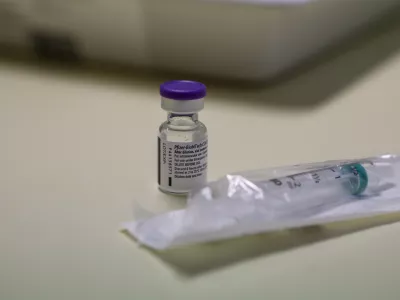 - cepivo Pfizer BioNTceh - množično cepljenje proti covidu-19 med stanovalci domov za starej&scaron;e. - 27.12.2020 &ndash; Epidemija koronavirus COVID-19 v Sloveniji - prispela prva po&scaron;iljka cepiva proti covidu-19, ki sta ga razvili podjetji ameri&scaron;ki Pfizer in nem&scaron;ki BioNTech,//FOTO: Luka Cjuha