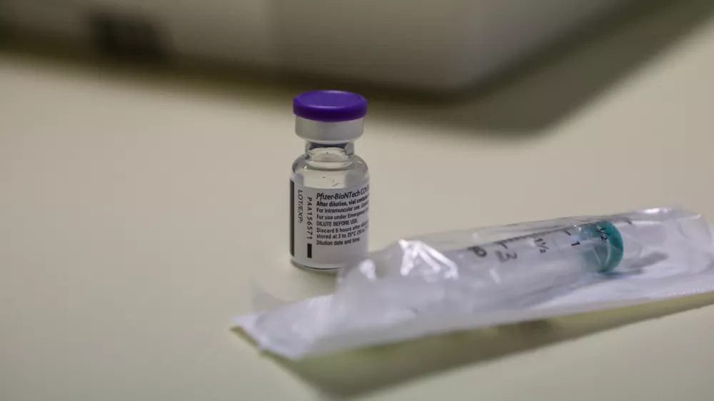 - cepivo Pfizer BioNTceh - množično cepljenje proti covidu-19 med stanovalci domov za starej&scaron;e. - 27.12.2020 &ndash; Epidemija koronavirus COVID-19 v Sloveniji - prispela prva po&scaron;iljka cepiva proti covidu-19, ki sta ga razvili podjetji ameri&scaron;ki Pfizer in nem&scaron;ki BioNTech,//FOTO: Luka Cjuha