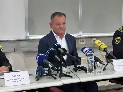 Novo mesto, Policijska uprava Novo mesto.Novinarska konferenca, na kateri so minister za notranje zadeve in javno upravo Franci Matoz, direktor Policijske uprave Novo mesto Dejan Kink in namestnik generalnega direktorja policije Donald Rus predstavili sobotne aktivnosti policistov pri preiskovanju kaznivih dejanj ter iskanju oborozene in nevarne osebe na sirsem obmocju Ursnih sel.