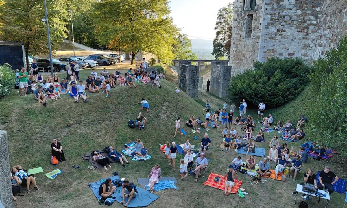 Pred vročino lahko pobegnete tudi v grajski jarek - in še uživali boste!