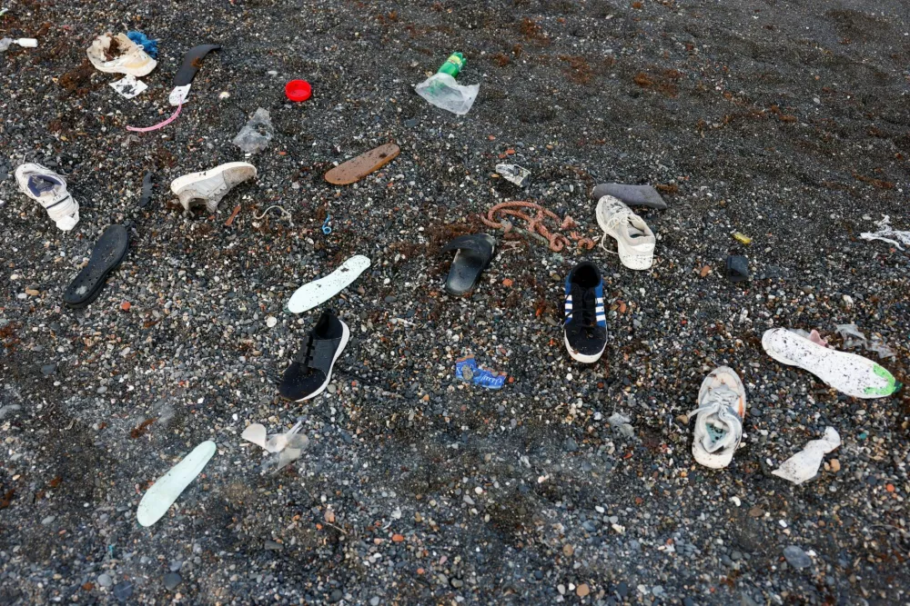 Shoes belonging to migrants lie on El Tarajal beach, amid mass crossings of migrants on foot and by sea from Morocco into Spanish territory, in Ceuta, Spain, July 31, 2026. REUTERS/Jon Nazca / Foto: Jon Nazca