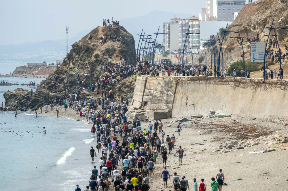 People walk on a beach after attempting to cross from the Moroccan northern town of Fnideq to the Spanish enclave of Ceuta, Friday, July 31, 2026. (AP Photo) / Foto: Str