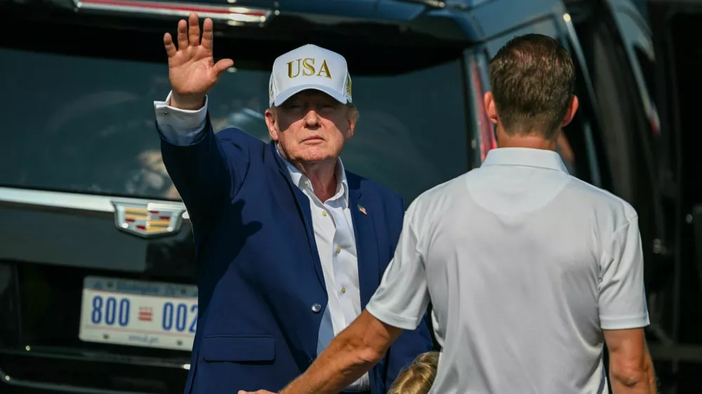 Aug 9, 2026; Bedminster, New Jersey, USA; President Donald Trump waves goodbye after the final round of the LIV Golf New York tournament at Trump National Bedminster. Mandatory Credit: Dennis Schneidler-Imagn Images / Foto: Dennis Schneidler