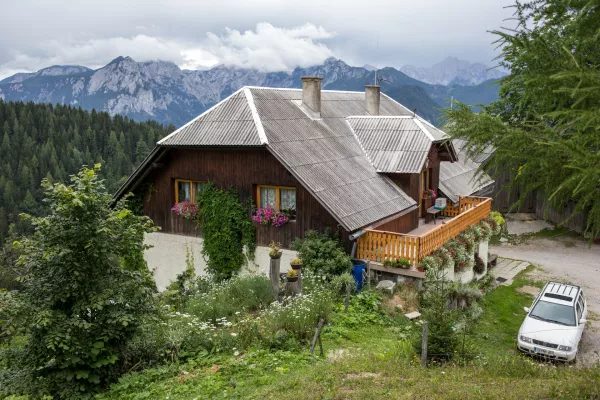 - Solčava - izletni&scaron;ka kmetija Bukovc (Bukovnik) pod Raduho, na nadmorski vi&scaron;ini 1327 m, in velja za najvi&scaron;je ležečo kmetijo v Sloveniji- gora, gore, narava, pohodni&scaron;tvo, visokogorje, Kamni&scaron;ko Savinjske Alpe- 25.07.2017 - Visokogorske kmetije v Sloveniji - //FOTO: Matjaž Ru&scaron;t- OPOMBA: DNEVNIKOV OBJEKTIV - REPORTAŽA 2017 - / Foto: Matjaž Ru&scaron;t