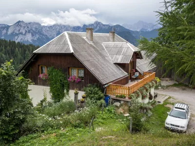 - Solčava - izletni&scaron;ka kmetija Bukovc (Bukovnik) pod Raduho, na nadmorski vi&scaron;ini 1327 m, in velja za najvi&scaron;je ležečo kmetijo v Sloveniji- gora, gore, narava, pohodni&scaron;tvo, visokogorje, Kamni&scaron;ko Savinjske Alpe- 25.07.2017 - Visokogorske kmetije v Sloveniji - //FOTO: Matjaž Ru&scaron;t- OPOMBA: DNEVNIKOV OBJEKTIV - REPORTAŽA 2017 - / Foto: Matjaž Ru&scaron;t