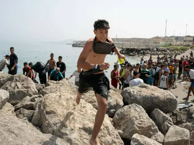 Heavy Migrant Movement at Ceuta Border CEUTA, SPAIN JULY 31, 2026: Migrants gather near the border crossing between Morocco and the Spanish enclave of Ceuta on July 31, 2026. Tens of thousands of migrants crossed into Ceuta from Morocco, while some continued to arrive and others voluntarily returned due to the precarious situation. Ceuta Spain Copyright: x xMarioxMoronx/xJNAxPressx,Image: 1120073086, License: Rights-managed, Restrictions: imago is entitled to issue a simple usage license at the time of provision. Personality and trademark rights as well as copyright laws regarding art-works shown must be observed. Commercial use at your own risk., Model Release: no / Foto: Profimedia