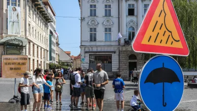 - Turisti iščejo osvežitev z vodo na Prešernovem trgu, kjer je inštalacija Območje z lastnim vremenom. - 03.08.2026. - Vročinski val, Ljubljana.//FOTO: Bojan Velikonja