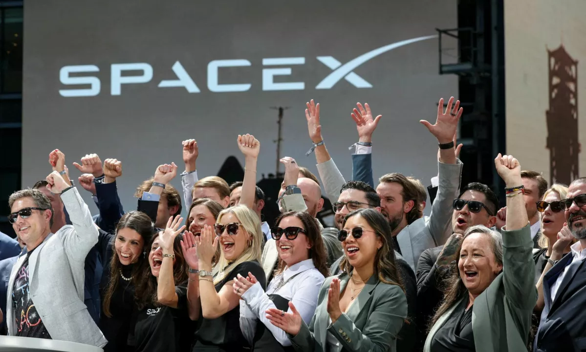 SpaceX prvič objavil finančne rezultate: presegel pričakovanja, a še vedno izgublja milijarde