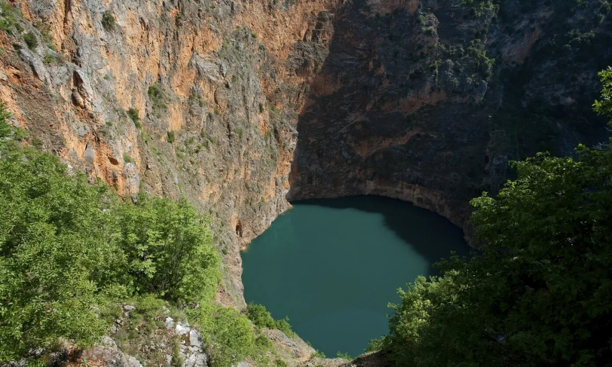 Dalmatinski fenomen: osupljivo jezero, v katero še nikomur ni uspelo vreči kamna