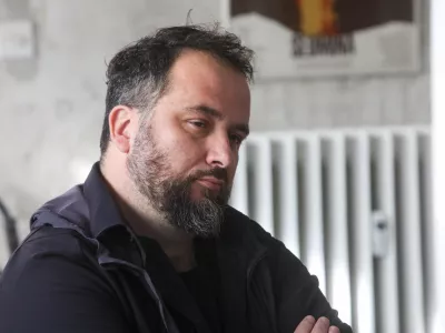 Matevž Luzar, režiser in scenarist, predsednik Dru&scaron;tva slovenskih režiserjev in režiserk - 16.02.2024. Sestanek predstavnikov vizualnih ustvarjalcev v zvezi finančnih transakcij Kolektivne organizacije za avtorske pravice AIPA k.o. z na&scaron;im novinarjem Sebastijanom Morozovim.FOTO: Bojan Velikonja
