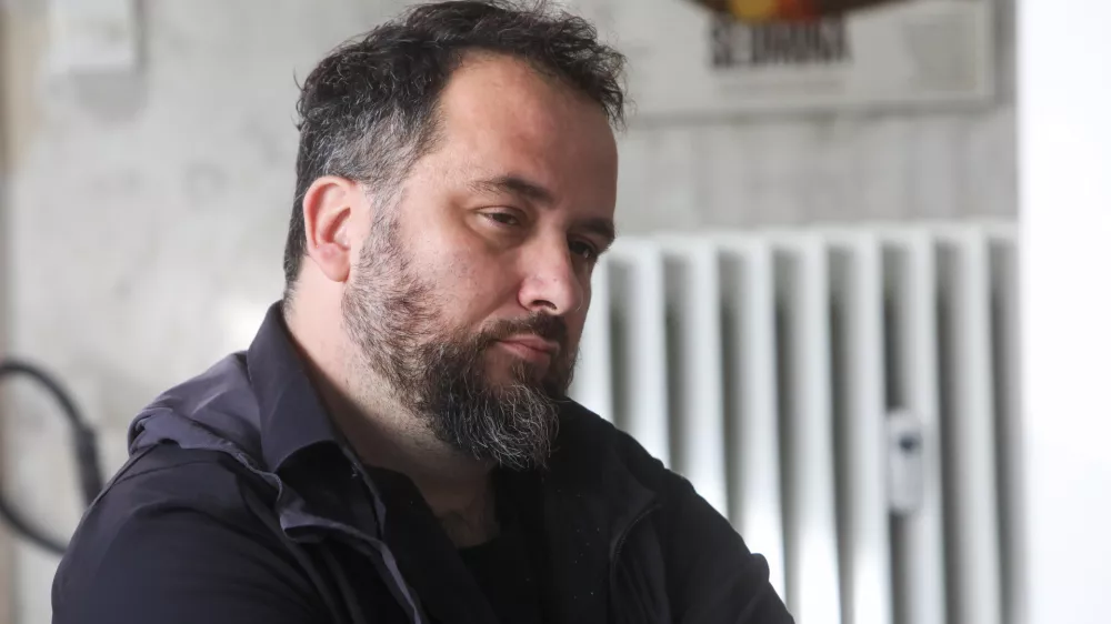 Matevž Luzar, režiser in scenarist, predsednik Dru&scaron;tva slovenskih režiserjev in režiserk - 16.02.2024. Sestanek predstavnikov vizualnih ustvarjalcev v zvezi finančnih transakcij Kolektivne organizacije za avtorske pravice AIPA k.o. z na&scaron;im novinarjem Sebastijanom Morozovim.FOTO: Bojan Velikonja