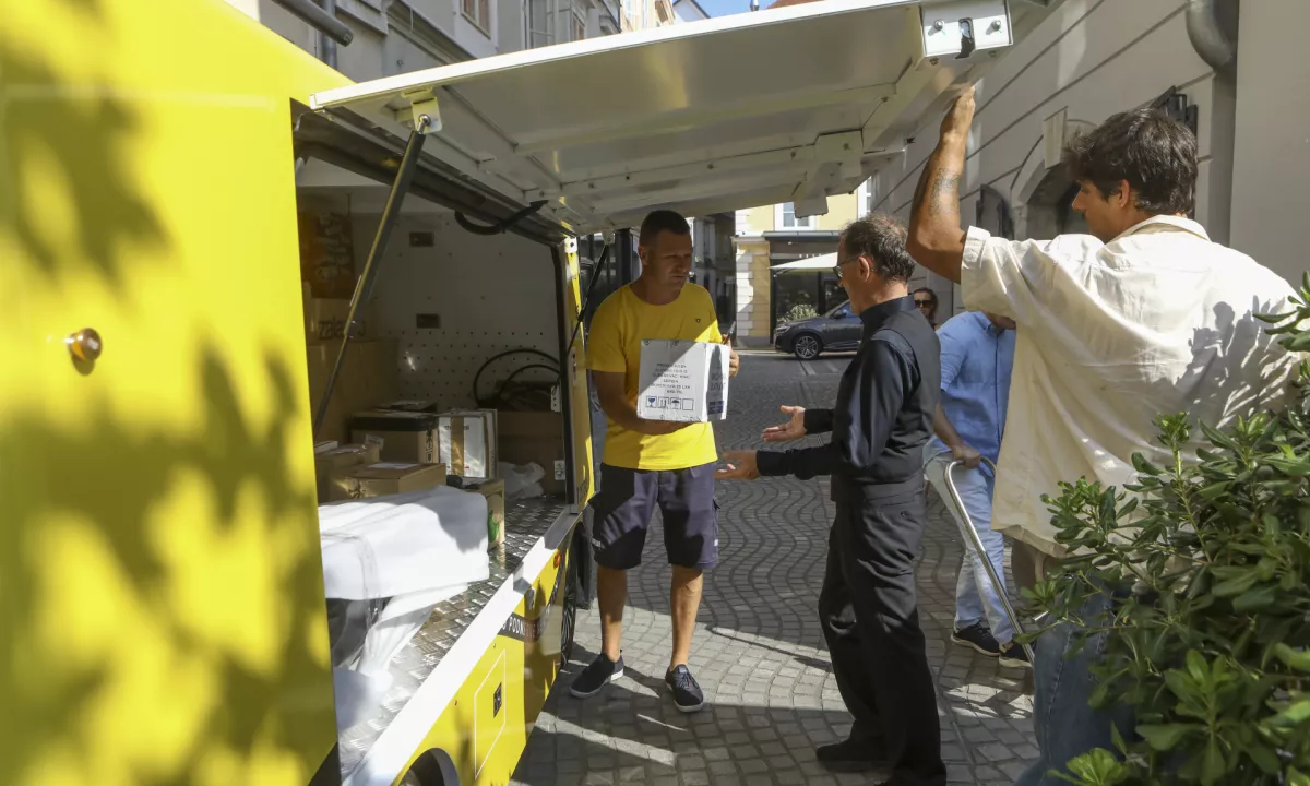 (FOTO) Ste ga opazili? Dostavni robot, ki je postal tudi ljubljanska turistična zanimivost