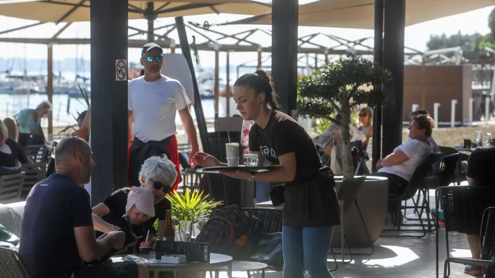 Zaradi nagovora natakarice v srb&scaron;čini protestno zapustili lokal