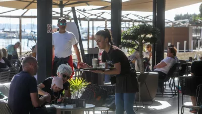 Ljubljančanka protestno zapustila lokal, ker je natakarica govorila srbsko. &raquo;V Sloveniji tega ne bom dovolila&laquo;