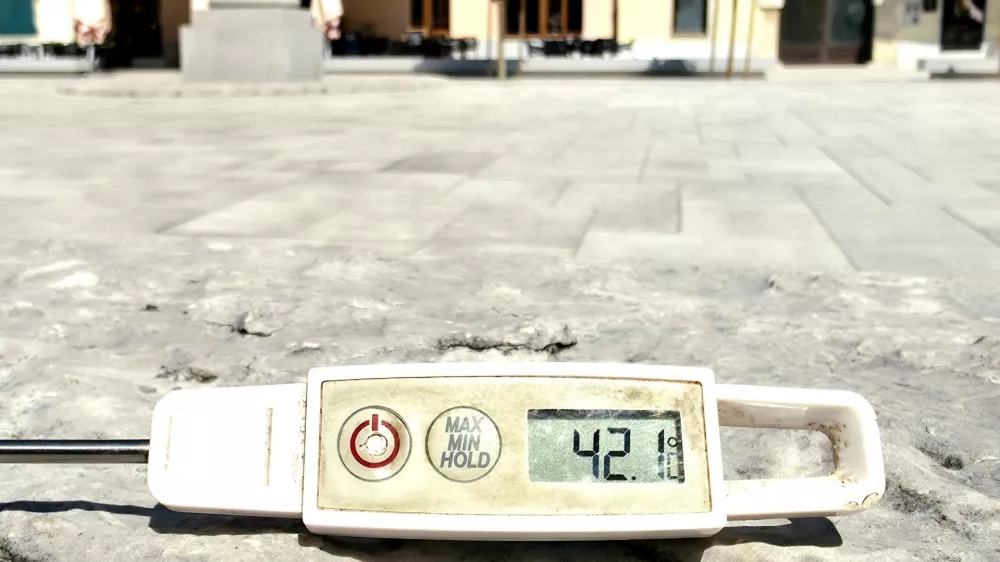 Vipava.Visoke temperature, poletje, vrocinski val.Avgustovske temperature na soncu sredi dneva v srediscu Vipave.