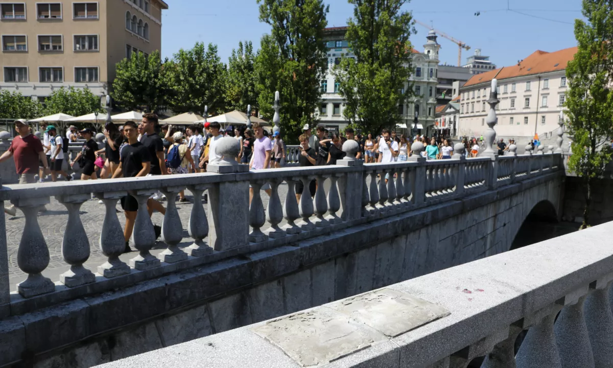 (FOTO) S Tromostovja izginila še ena kamnita krogla