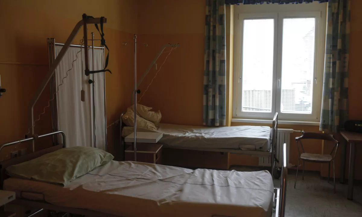Mati je 14 mesecev spala ob truplu moža, sin ji je govoril, da okreva