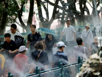 Visitors walk through a cooling mist system at Gwangmyeong Cave during a record-breaking heatwave in Gwangmyeong, South Korea, August 5, 2026, after Yangsan recorded the highest temperature in the country in 122 years of weather observations on Sunday. REUTERS/Kim Soo-hyeon   TPX IMAGES OF THE DAY