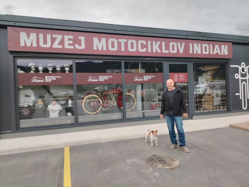 Samo Rančigaj pred muzejem Indian motociklov, ki se nahaja ob hotelu Grof na Vranskem. Muzej Motorjev INdian Vranko / Foto: Mojca Marot