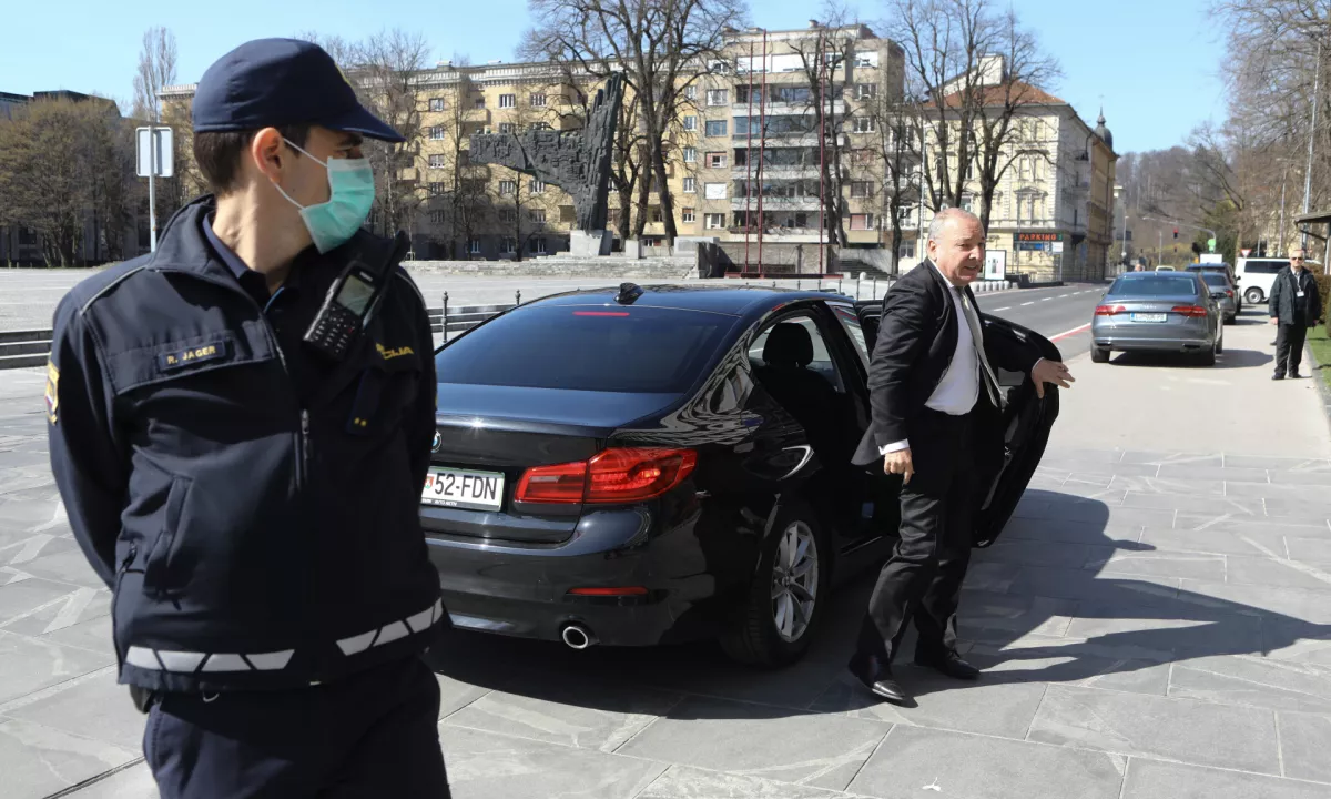 Kulturno ministrstvo brez lastnega šoferja, Cigler Kralj za avto plačuje najvišjo boniteto