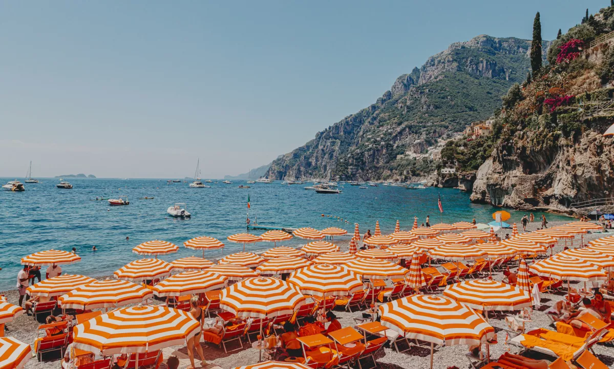 Presenetljiva ugotovitev: zakaj vas senčnik na plaži v resnici ne ohladi