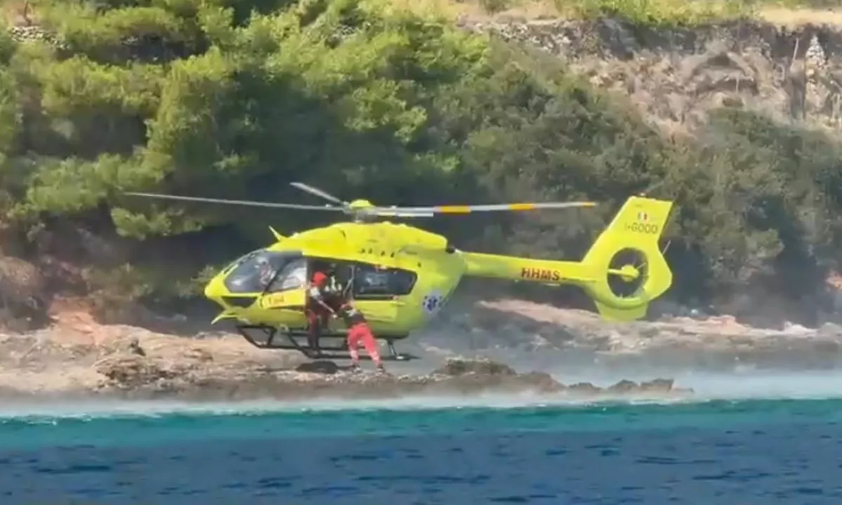 (VIDEO) Drama na Hvaru: reševalni helikopter moral pristati tik ob skalni steni