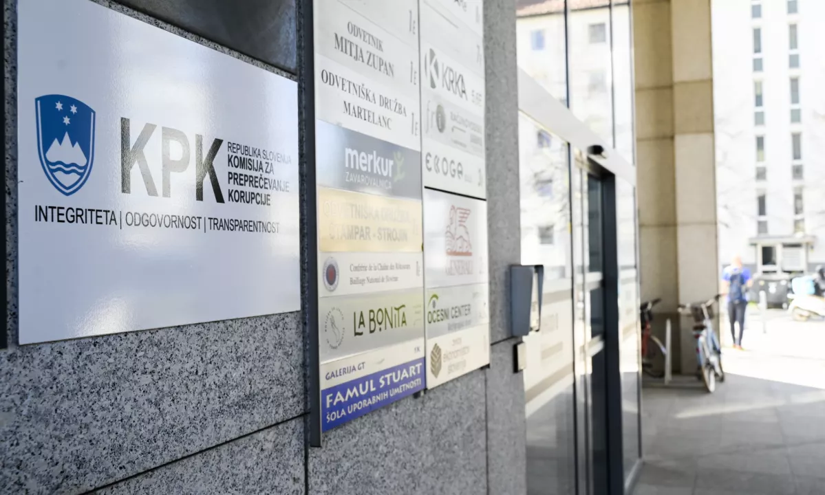 Sodišče potrdilo: Hojs in Počivalšek kršila zakon o integriteti