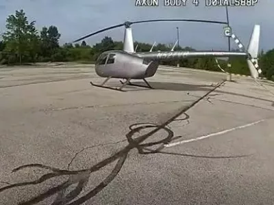 Helikopter je parkiral kar na parkiri&scaron;ču trgovine. 