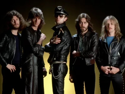 UNITED KINGDOM - OCTOBER 20: CAMDEN Photo of Rob HALFORD and Les BINKS and KK DOWNING and JUDAS PRIEST and Ian HILL and Glenn TIPTON, L-R: Les Binks, Glenn Tipton, Rob Halford, Ian Hill, KK Downing - posed, studio, group shot, wearing leather (Photo by Fin Costello/Redferns)