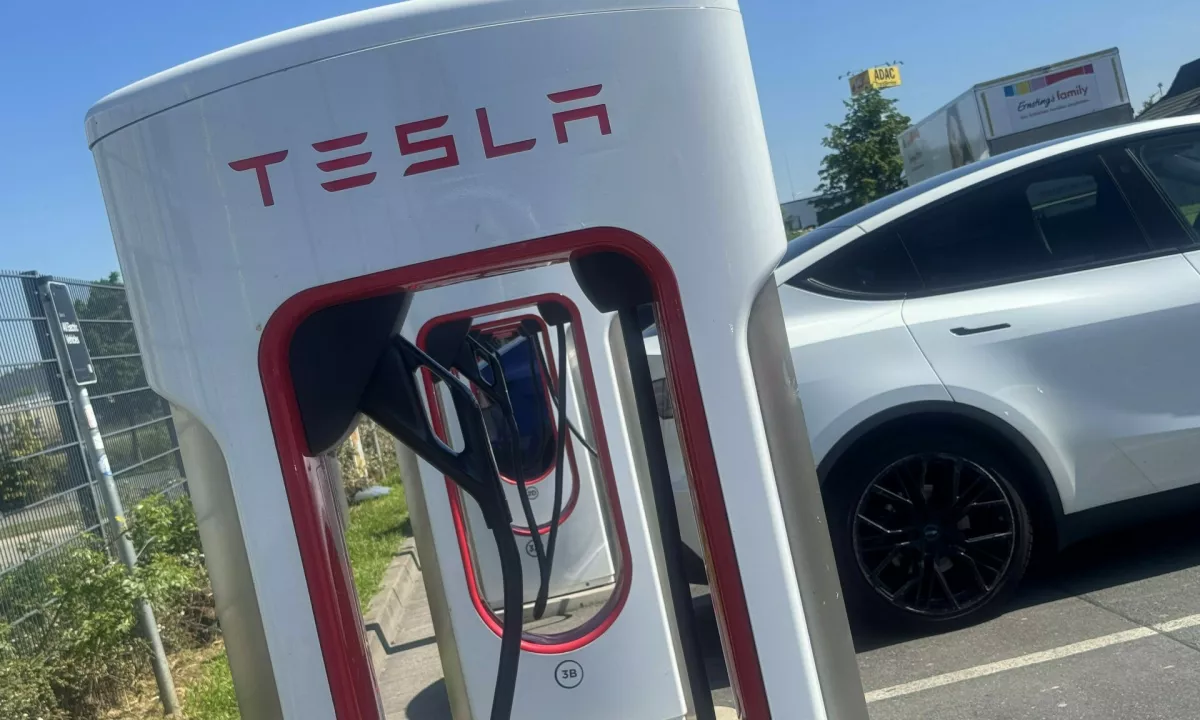 Mnogi bodo ostali brez: Rekordna prodaja električnih avtov, subvencij pa zmanjkuje