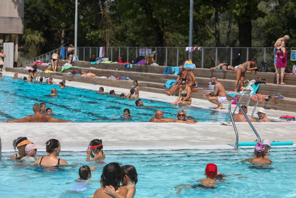 - Bazen Vevče,- 06.08.2026. Zaradi visokih temperatur in vročinskega vala je MOL od torka, 4. avgusta 2026, odredil brezplačen vstop na vsa mestna kopali&scaron;ča JZ &Scaron;port Ljubljana.- Vročinski val Ljubljana.//FOTO: Bojan Velikonja 