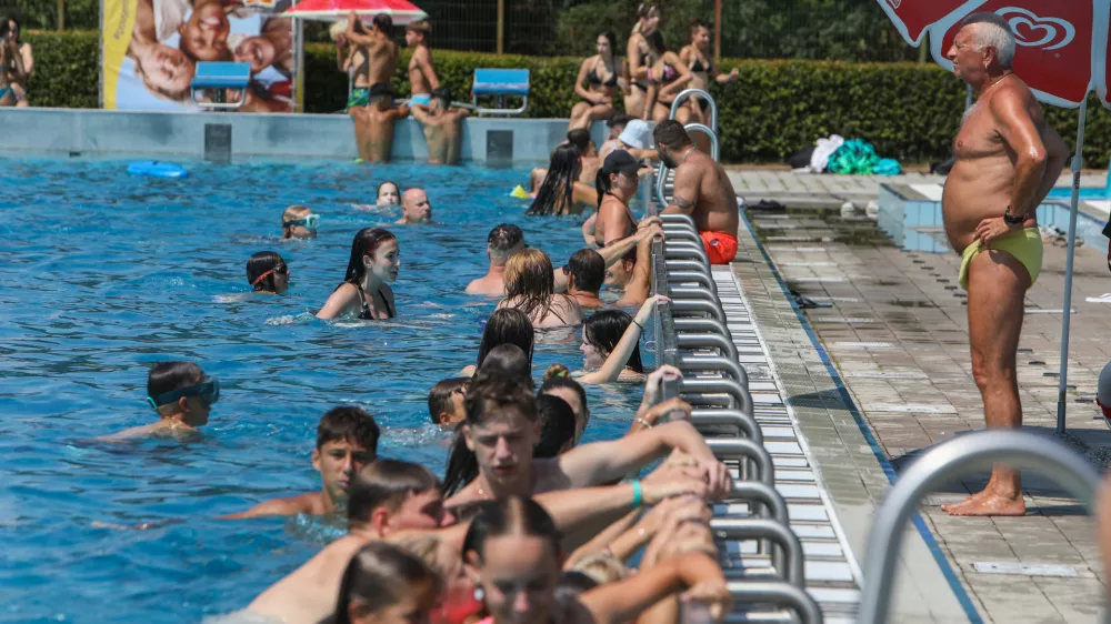 - Bazen Kodeljevo,- kopanje- 06.08.2026. Zaradi visokih temperatur in vročinskega vala je MOL od torka, 4. avgusta 2026, odredil brezplačen vstop na vsa mestna kopali&scaron;ča JZ &Scaron;port Ljubljana.- Vročinski val Ljubljana.//FOTO: Bojan Velikonja 
