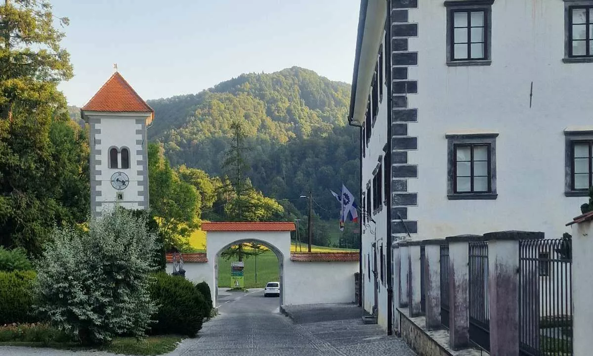 Skoraj leto dni po poškodbi se je vrnil simbol Polhovega Gradca, ki je zdaj višji